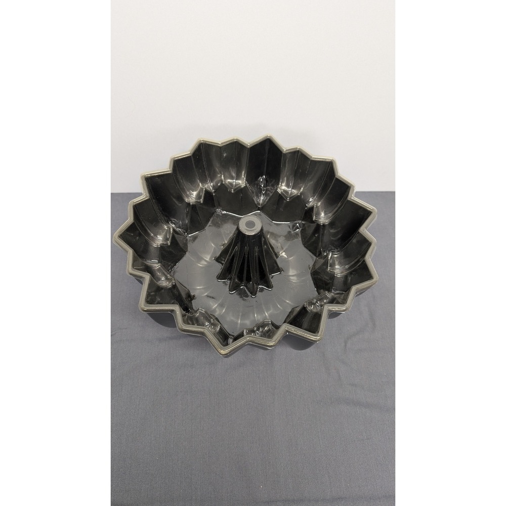 Wilton Dimensions Cascade Bundt Pan 2105-0550 10 Cup Cast Aluminum Bakeware - Picture 4 of 8